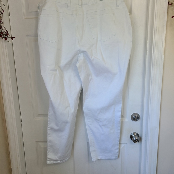Jeanology Collection Woman's Cropped Capri's, Size: 24W Color: White - Picture 10 of 13